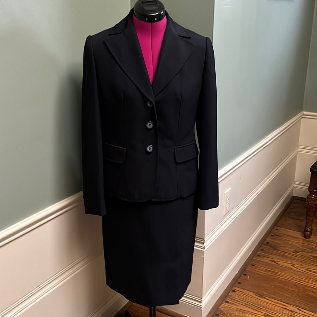 Jones Of New York 4p Classic 2 Piece Suit.